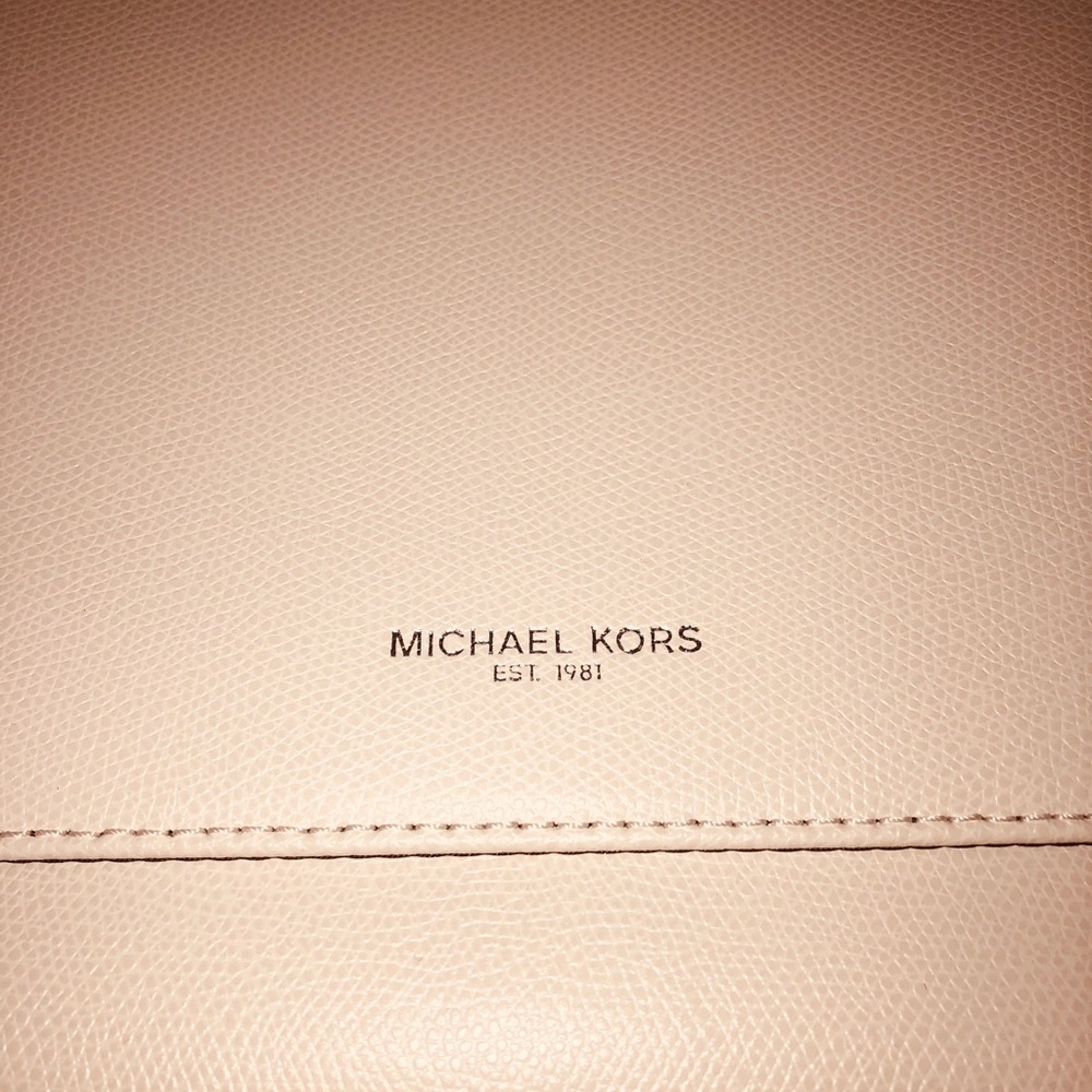 Michael Kors men’s sling bag - Picture 2 of 7